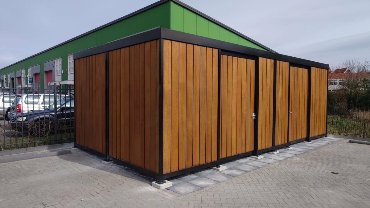 Fietsoverkapping met groen dak (sedum) – duurzaam, stijlvol en toekomstbestendig 5 Afsluitbare fietsenberging met hardhout in Westzaan